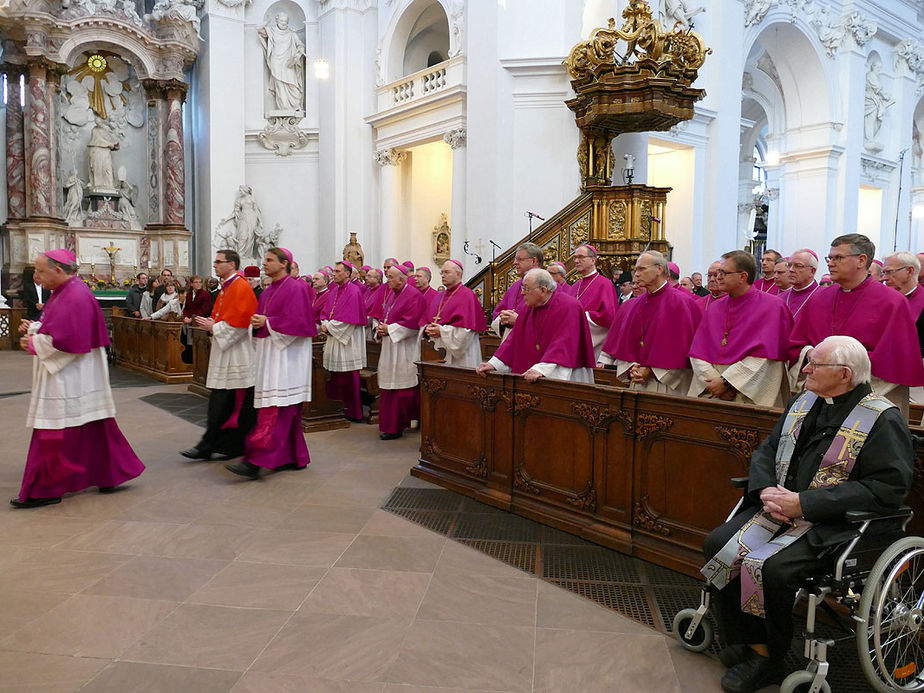 Abschlussvesper der Bischofskonferenz mit Austeilung des Bonifatiussegens (Foto: Karl-Franz Thiede)